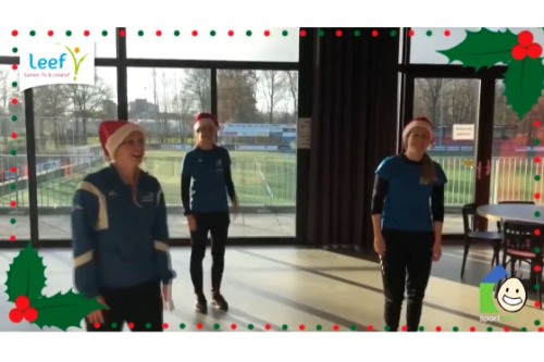 Sportstuif mensen zingen kerstliedje