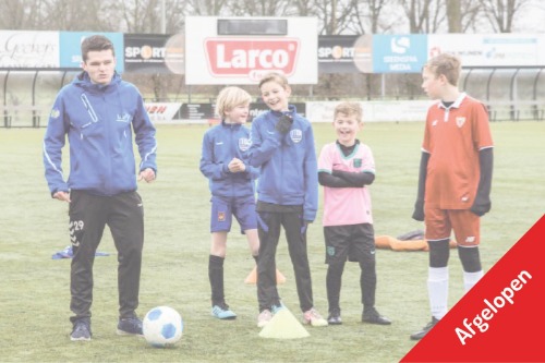 Buurtsportcoach met kinderen