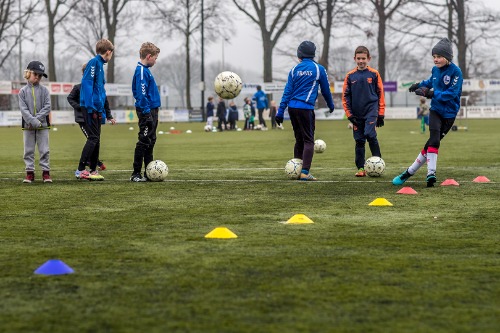 Voetballende kinderen